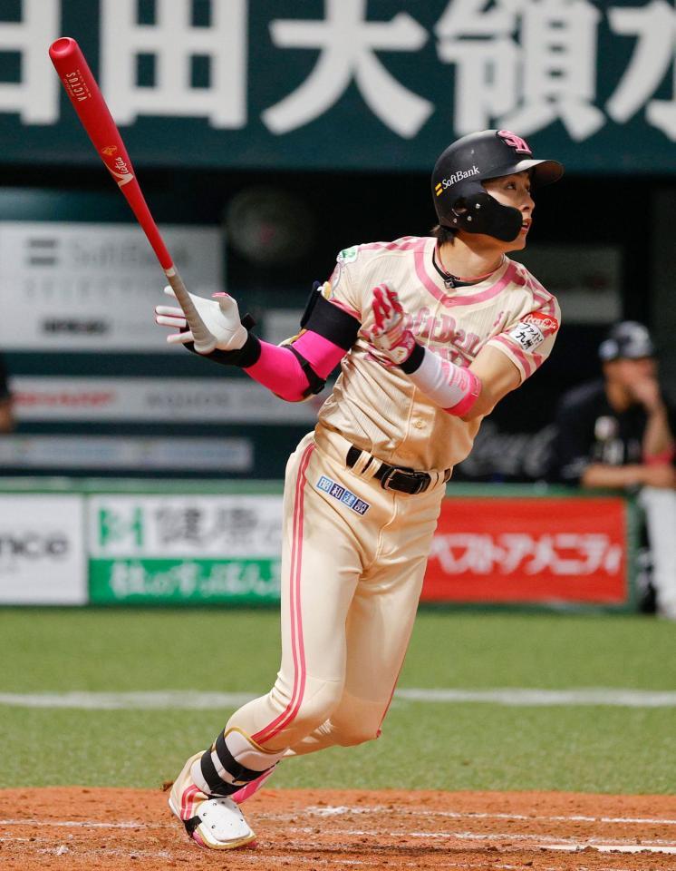 ３回、周東が右中間に適時三塁打を放つ
