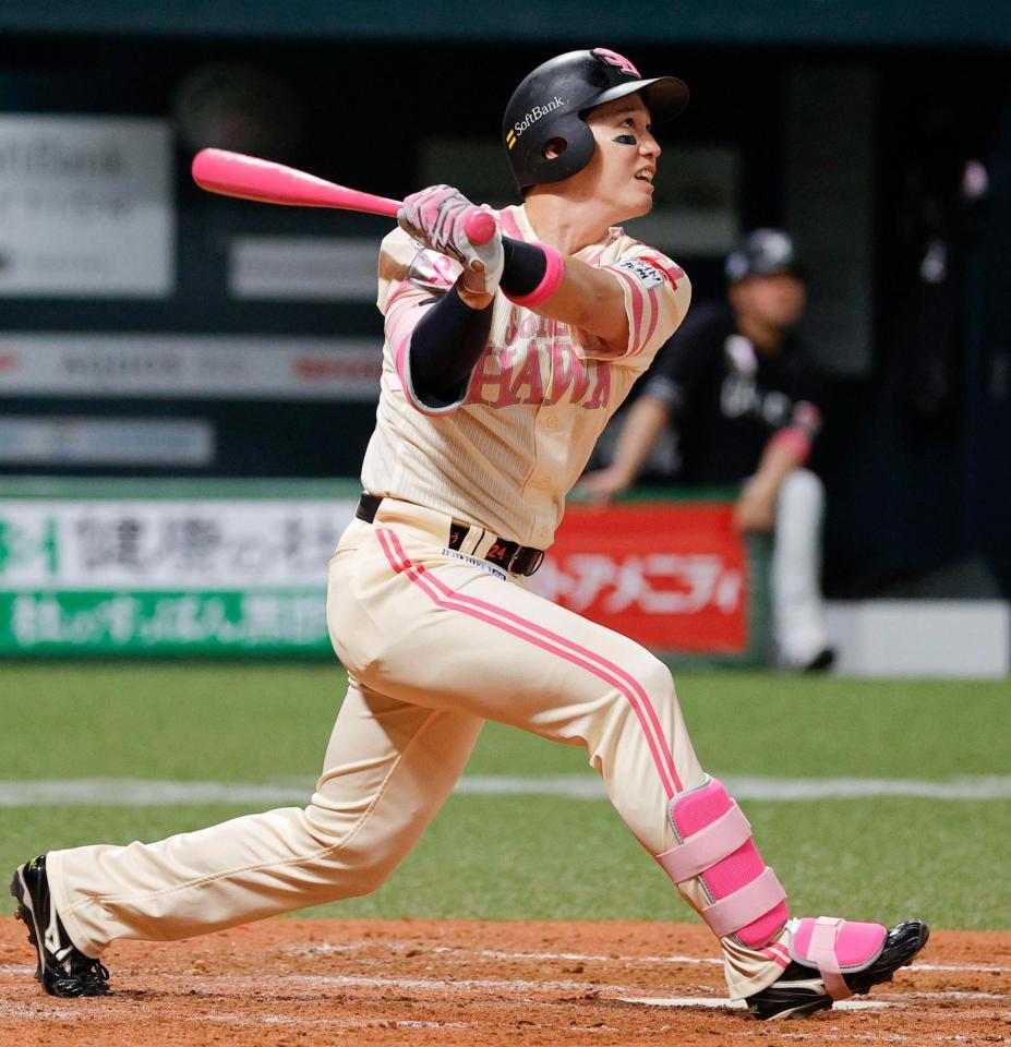４回、栗原が右越えに勝ち越しソロを放つ