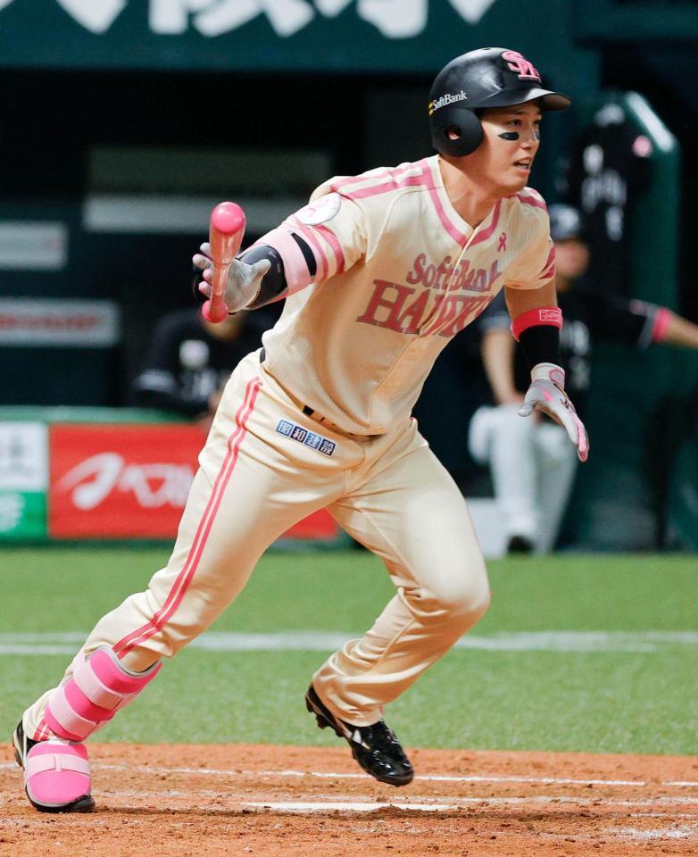 ５回、栗原が右前に適時打を放つ