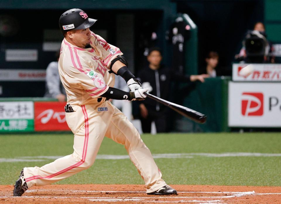 ７回、山川が左越えに３ランを放つ