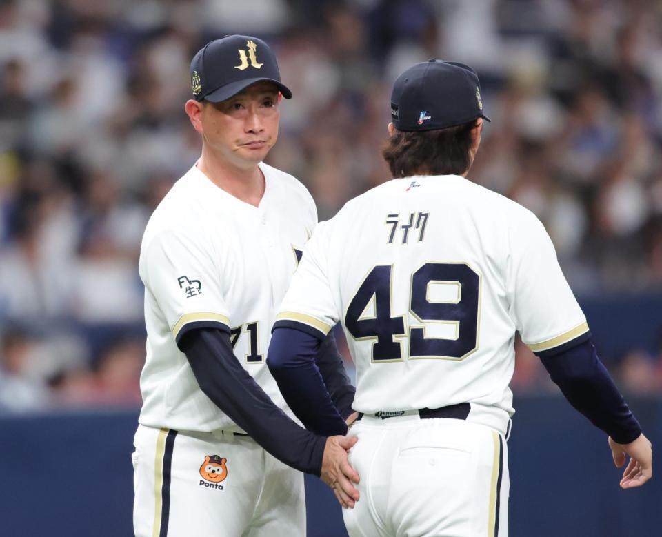 ９回、博志に替えて片山にマウンドを託す岸田監督（撮影・坂部計介）