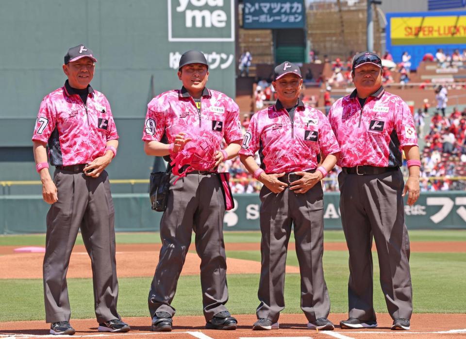 試合開始前、記念写真に納まる審判団（撮影・北村雅宏）