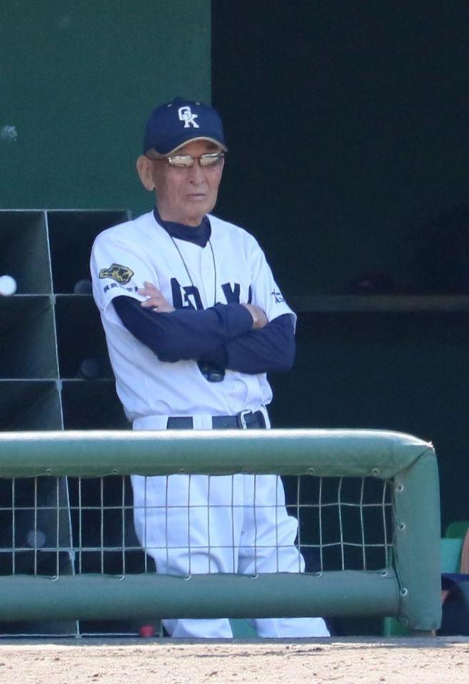 ベンチから指揮を執る呉港・片岡新之介監督（撮影・市尻達拡）