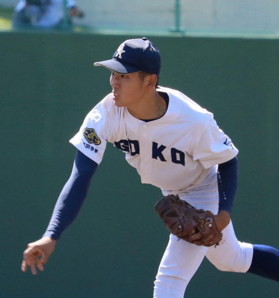 ９回無失点で、５９年ぶりの優勝を手繰り寄せた呉港・小川秦玄（撮影・市尻達拡）
