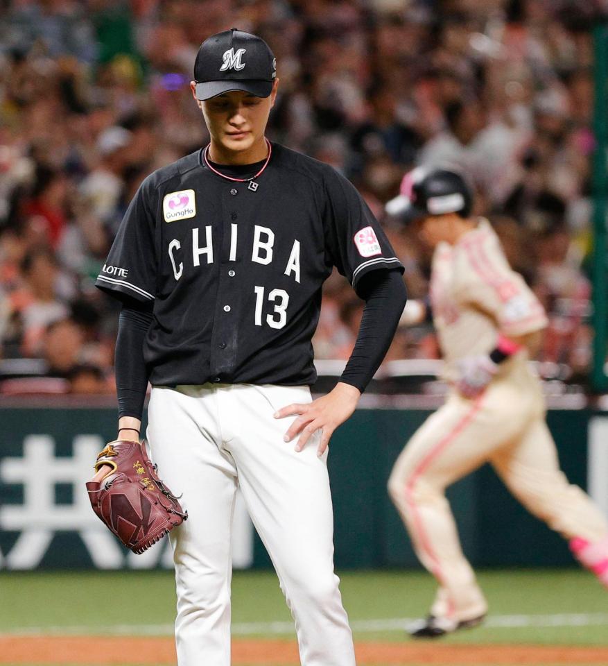４回、栗原（右）に本塁打を浴びた毛利
