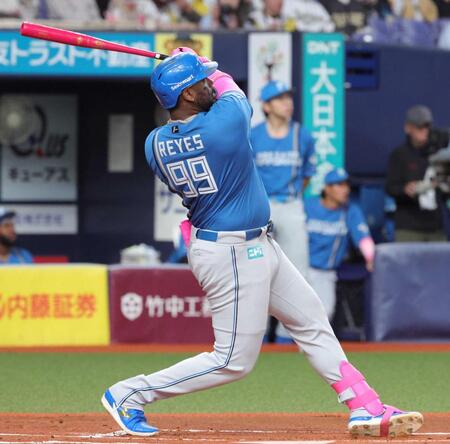　１回、左越えに先制となる２ランを放つレイエス