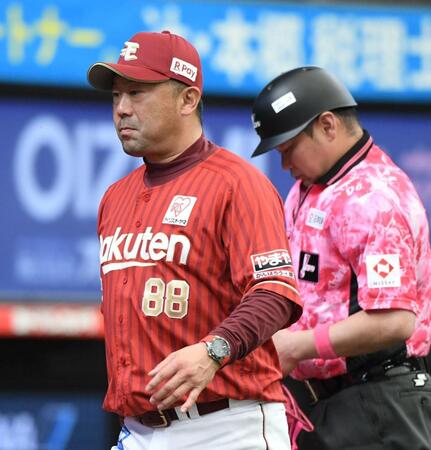 ２回、山路球審（右）に投手交代を告げベンチに戻る三木監督（撮影・佐藤厚）