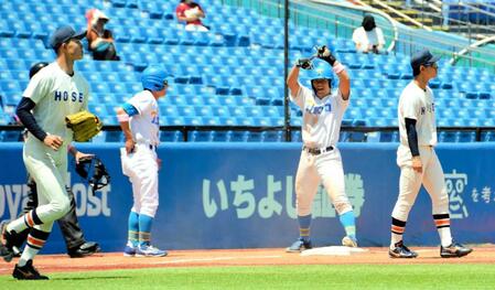 　２回、三塁打を放ちベース上でポーズを決める東大・明石