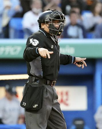 　頭部にバットが直撃して審判員が負傷したことを受け、ヘルメットをかぶる運用が始まったヤクルト-巨人戦の球審＝４月、神宮球場