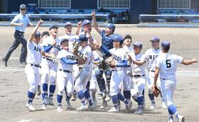 　優勝を決め、歓喜する履正社ナイン（撮影・高部洋祐）