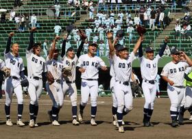 ５９年ぶりの優勝を果たし、喜びを爆発させる呉港ナイン（撮影・市尻達拡）