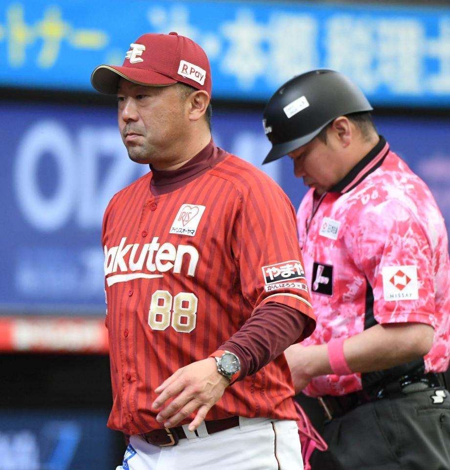 ２回、山路球審（右）に投手交代を告げベンチに戻る三木監督（撮影・佐藤厚）