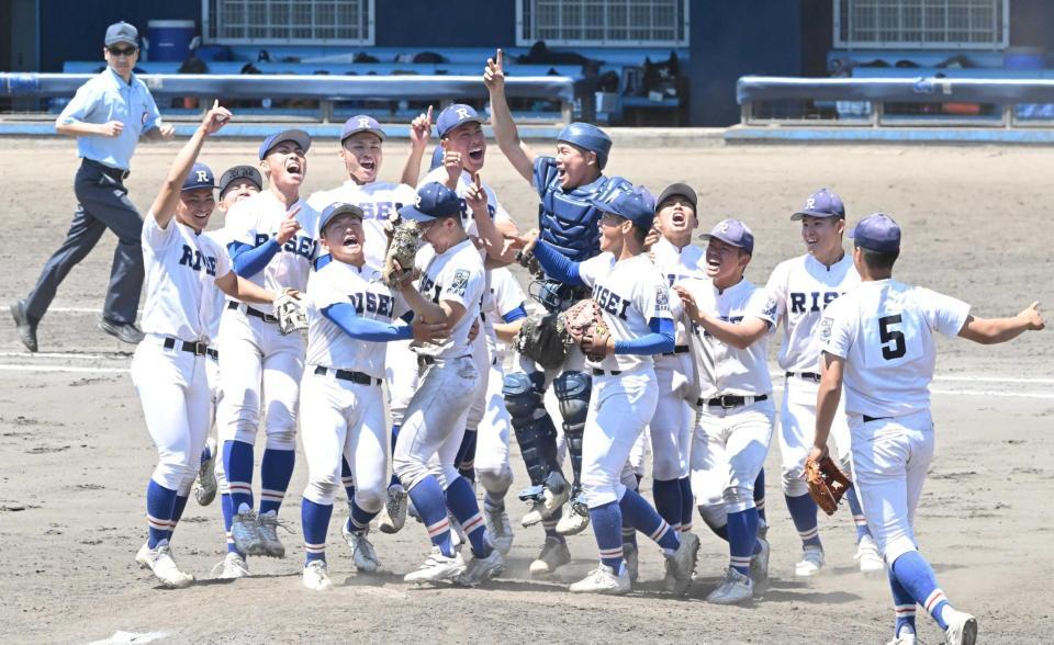 　優勝を決め、歓喜する履正社ナイン（撮影・高部洋祐）