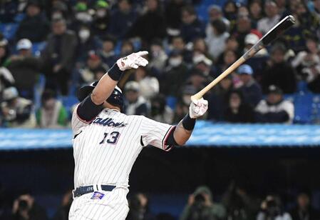 　４月１６日のヤクルト－ＤｅＮＡ戦で、空振りした際に手を離れたオスナのバットが球審に直撃した
