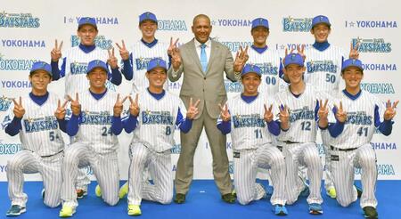ＤｅＮＡ入団会見で笑顔の９位指名・山本祐大（後列右）、ドラフト１位・東克木樹（前列右から３人目）ら＝２０１７年