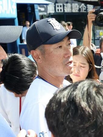 試合前、報道陣の取材に答える相川監督（左）＝撮影・伊藤笙子