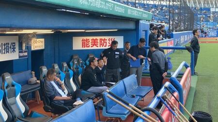 ＮＰＢ職員から説明を受ける藤川監督（中央左）
