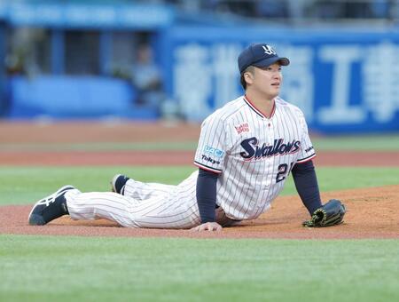 １回、佐藤輝の打球が当たり、倒れ込む吉村（撮影・西岡正）