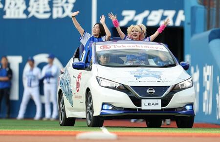 セレモニアルピッチに登場したエルフのはる（左）と荒川（撮影・伊藤笙子）