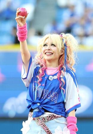 セレモニアルピッチで特別仕様のボールを披露するエルフ・荒川（撮影・伊藤笙子）