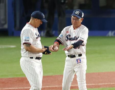 ９回、オスナにマウンドを託す池山監督（撮影・金田祐二）