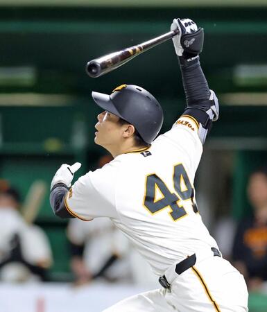 ９回、右中間スタンドへサヨナラ２ランを放つ佐々木（撮影・立川洋一郎）