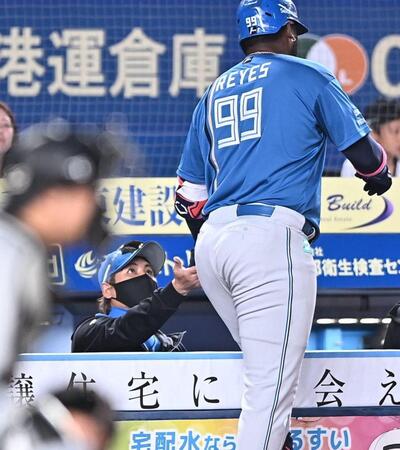 ４回、右越えソロを放ったレイエス（９９）とタッチを交わす新庄新監督（撮影・開出牧）
