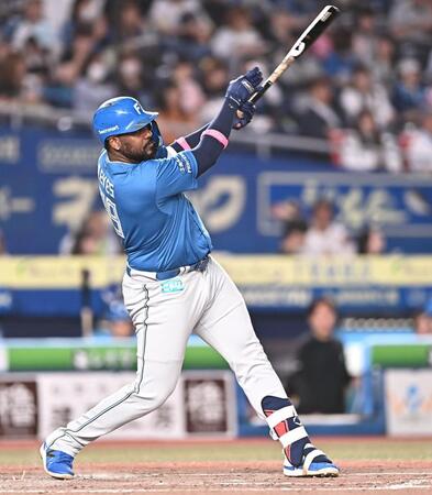 ４回、右越えソロを放つレイエス（撮影・開出牧）