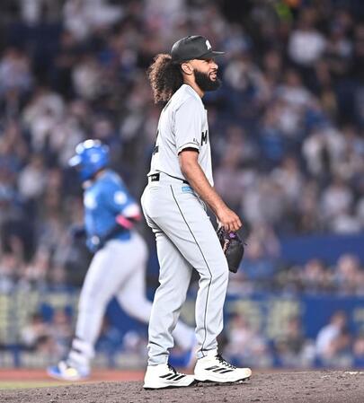 ４回、レイエス（後方）に右越えソロを打たれたジャクソン（撮影・開出牧）