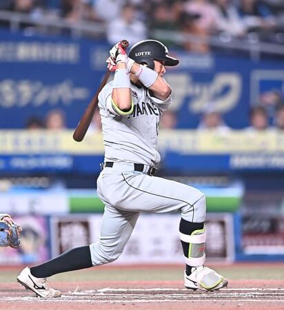 ６回、右前適時打を放つ佐藤（撮影・開出牧）