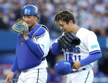 松尾（左）とのバッテリーで初回を３人で片付けた東（撮影・伊藤笙子）