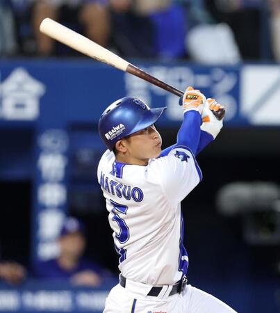 ２回、右前へ先制適時打を放つ松尾（撮影・伊藤笙子）