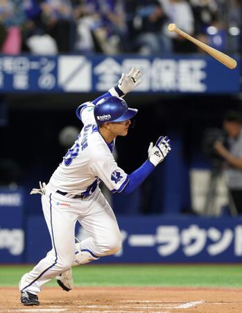 ７回、中前へ適時打を放つ成瀬（撮影・伊藤笙子）