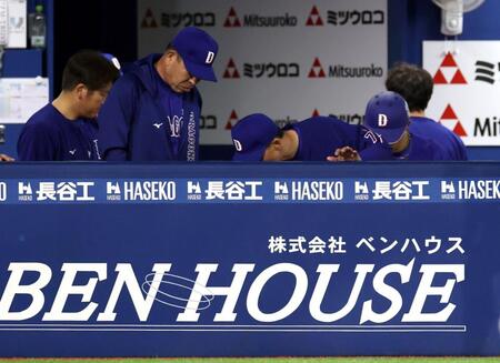 ６回、真っ二つに折れ、ベンチ内に入ったカリステのバットを見つめる井上監督（手前左）＝撮影・伊藤笙子