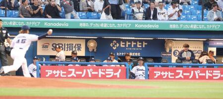 １回、先発のヤクルト・吉村がアクシデントで降板し、困惑しながらも２番手の小澤（左端）を見つめる池山監督（右端）＝撮影・吉澤敬太