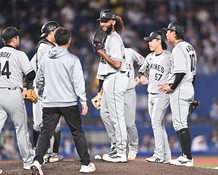 ８回途中で降板したジャクソン（中央）＝撮影・開出牧