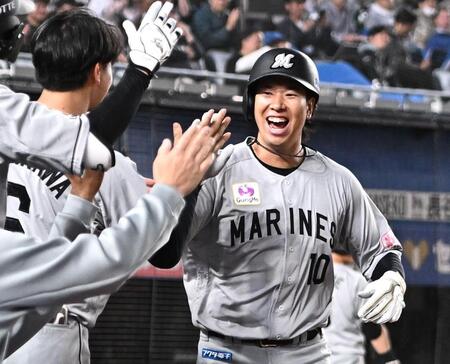 ７回、同点の右越えソロを放ちナインとタッチを交わす上田（撮影・開出牧）