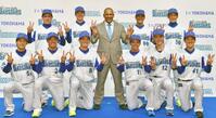 ＤｅＮＡ入団会見で笑顔の９位指名・山本祐大（後列右）、ドラフト１位・東克木樹（前列右から３人目）ら＝２０１７年