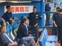 ＮＰＢ職員から危険スイングについて説明を受ける藤川監督（中央左）
