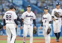 １回、治療のため、ベンチへ向かうヤクルト・吉村貢司郎（中央）。この後に降板となった（撮影・西岡正）