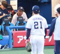 １回阪神１死、阪神・佐藤輝明の強襲安打を受けて降板するヤクルト・吉村貢司郎を心配そうに見つめるヤクルト・池山隆寛監督＝神宮撮影・金田祐二）
