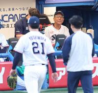１回、佐藤輝の強襲安打を受けて降板するヤクルト・吉村を心配そうに見つめる池山監督（撮影・金田祐二）