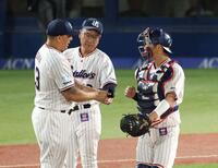 ９回、オスナにマウンドを託す池山監督（撮影・金田祐二）