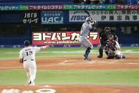 ９回、オスナと対決する佐藤輝（撮影・金田祐二）