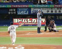 ９回、オスナと対決する佐藤輝（撮影・金田祐二）