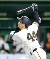 ９回、右中間スタンドへサヨナラ２ランを放つ佐々木（撮影・立川洋一郎）