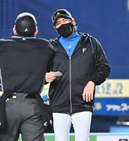 ８回、投手交代を告げる新庄監督（撮影・開出牧）