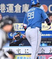 ４回、右越えソロを放ったレイエス（９９）とタッチを交わす新庄新監督（撮影・開出牧）