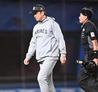 ８回、投手交代を告げたサブロー監督（撮影・開出牧）