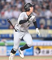 ７回、同点の右越えソロを放つ上田（撮影・開出牧）